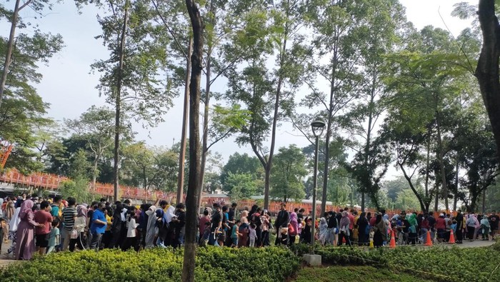 Antusias pengunjung Tebet Eco Park melewati Infinity Bridge, rela antre panjang.