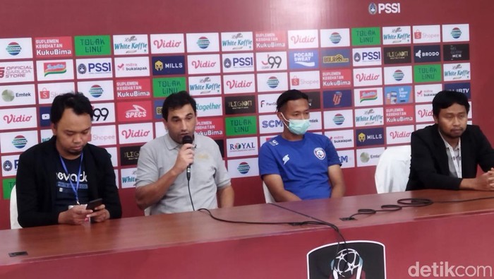 Arema FC kalah 0-1 oleh PSM Makassar. Kuatnya pertahanan lawan menyulitkan Arema untuk mencetak gol setelah tertinggal.