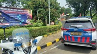 Petugas kepolisian terpantau berjaga di sekitar Terminal Kargo Bandara Soetta. Para petugas tampak bersiaga di ruas jalan menuju lokasi pendaratan pesawat. (Foto: Khairul/detikcom)