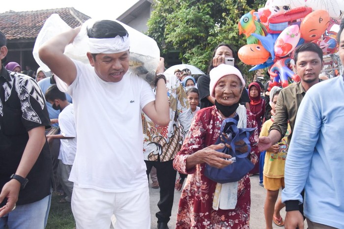 Wakil Ketua Komisi DPR RI Dedi Mulyadi membagikan seribu paket ikan hidup sebagai dukungan pada program Perluasan Gemar Makan Ikan di Kelurahan Sertajaya, Kecamatan Cikarang Timur, Kabupaten Bekasi, Jawa Barat.