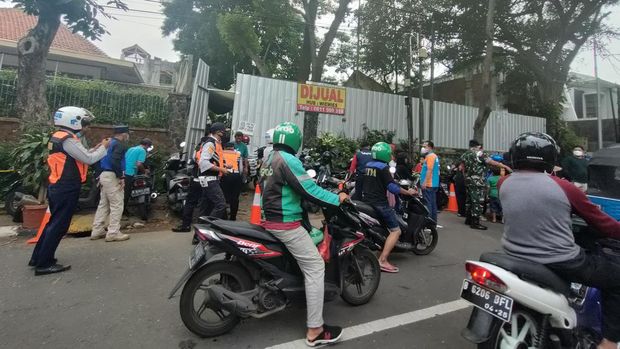 Dinas Perhubungan merazia parkir liar di kawasan Tebet Eco Park, Jakarta Selatan, Minggu (12/6/2022).