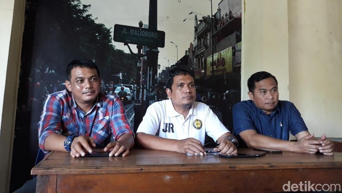 Direktur Teknis (Dirtek) Akademi Mataram Utama sekaligus pelatih baru Persekat Tegal Erwan Hendarwanto (paling kiri) saat memberikan keterangan, Minggu (12/6/2022).