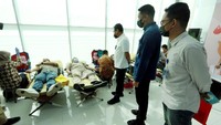 Dirut PT Jamkrindo Putrama Wahju Setyawan bersama Ketua Panitia HUT ke-52 PT Jamkrindo Dwi Putra Raneldo dan Kepala Bagian Humas PT Jamkrindo Agustinus Handoko meninjau kegiatan Donor Darah yang diselenggarakan menjelang hari jadinya ke-52 pada 1 Juli 2022.