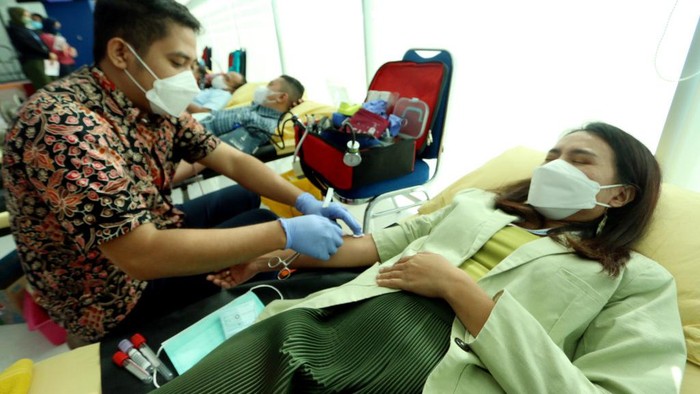 Donor Darah HUT Jamkrindo Dirut PT Jamkrindo Putrama Wahju Setyawan (kiri) bersamaΒ Ketua Panitia HUt ke-52 PT Jamkrindo Dwi Putra Raneldo (tengah) dan Kepala Bagian Humas PT Jamkrindo Agustinus HandokoΒ meninjau kegiatan Donor Darah yang diselenggarakan menjelang hari jadinya ke-52 pada 1 Juli 2022. Kegiatan ini merupakan bentuk kepedulian dan berbagi kepada masyarakat. Semoga kegiatan sosial ini memberi manfaat bagi banyak orang dan menjadi bentuk kontribusi insan Jamkrindo kepada masyarakat.