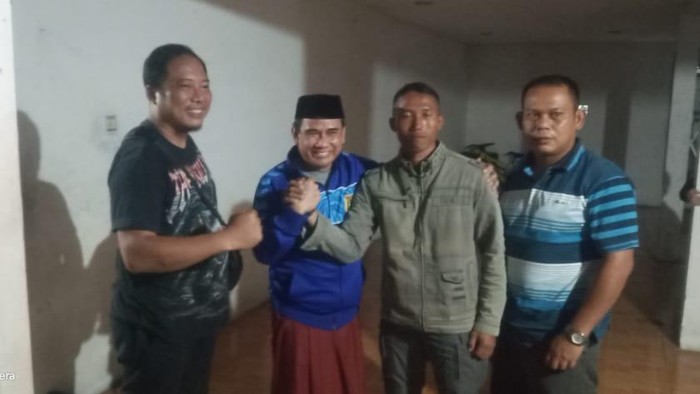 Edy Mamat dan wasit prajurit TNI damai Edy Mamat dan wasit prajurit TNI damai