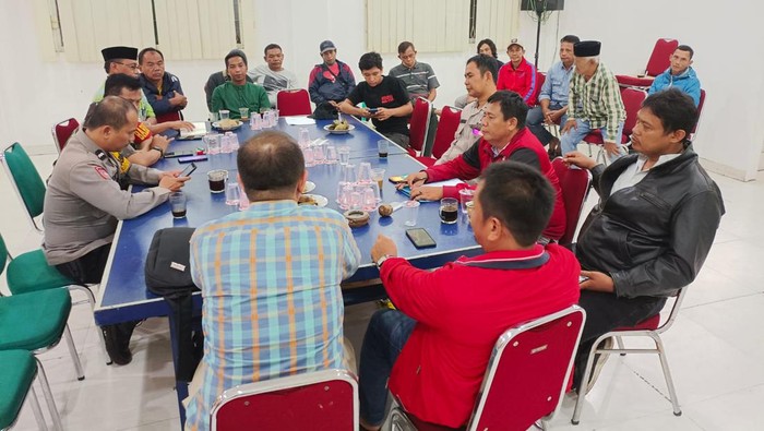 Edy Mamat dan wasit prajurit TNI damai