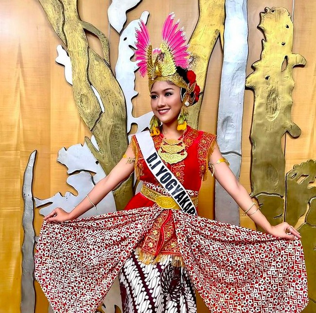 Menyukai budaya Jawa, ia disebut fasih menulis dan membaca aksara Jawa. Di luar karier, salah satu hasrat terbesarnya adalah berkegiatan sosial. Sudah delapan tahun terakhir ini, ia merintis sebuah program pendidikan dan membuat sekolah untuk anak-anak marjinal di Yogyakarta. (Foto: Instagram/@erinagudono)