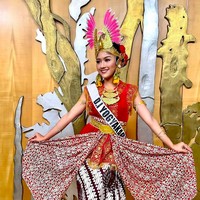 Menyukai budaya Jawa, ia disebut fasih menulis dan membaca aksara Jawa. Di luar karier, salah satu hasrat terbesarnya adalah berkegiatan sosial. Sudah delapan tahun terakhir ini, ia merintis sebuah program pendidikan dan membuat sekolah untuk anak-anak marjinal di Yogyakarta. (Foto: Instagram/@erinagudono)