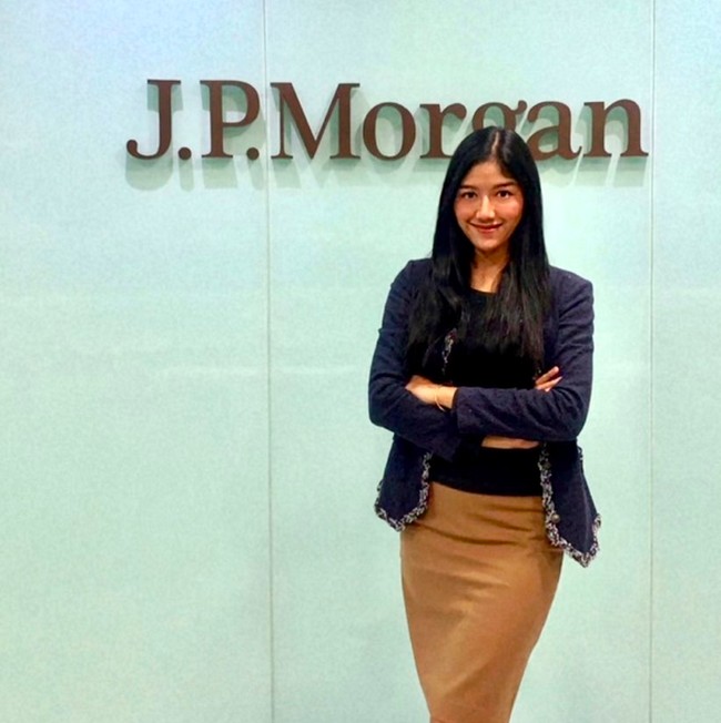 Erina memulai kariernya secara profesional pada 2020 di Bank Indonesia sebagai Project at Payment System Policy Department dan Assistant Manager Apprenticeship. Lalu saat ini berlanjut di bank investasi internasional JP Morgan sebagai Asia Analyst dan menjadi satu-satunya lulusan universitas dalam negeri di angkatannya. (Foto: Instagram/@erinagudono)