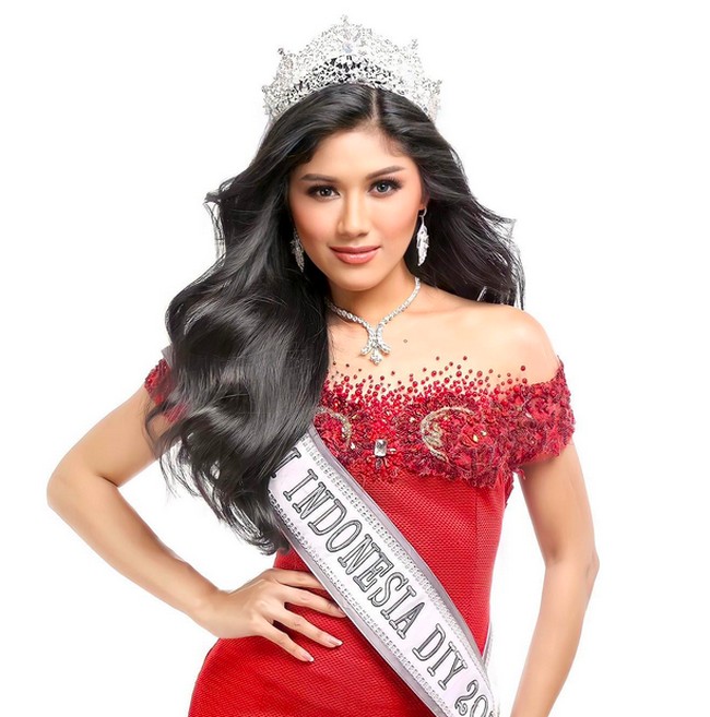 Ia mewakili Daerah Istimewa Yogyakarta. Di kontes kecantikan tersebut, Erina Gudono berhasil menembus sampai 11 besar. Berstatus kontestan Puteri Indonesia 2022, perempuan 22 tahun ini berkesempatan bertemu Presiden Jokowi semasa karantina. (Foto: Instagram/@erinagudono)