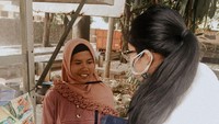 Erina juga membagikan sembako ke penjual minuman pinggir jalan. Ia mengabadikan momen ini di akun Instagram pribadinya. Foto: Instagram @erinagudono