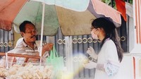 Tak hanya penjual rujak dan minuman saja, tapi penjual gorengan ini juga mendapatkan rezeki dari Erina dan teman-teman Dimas Diajeng Jogja. Foto: Instagram @erinagudono