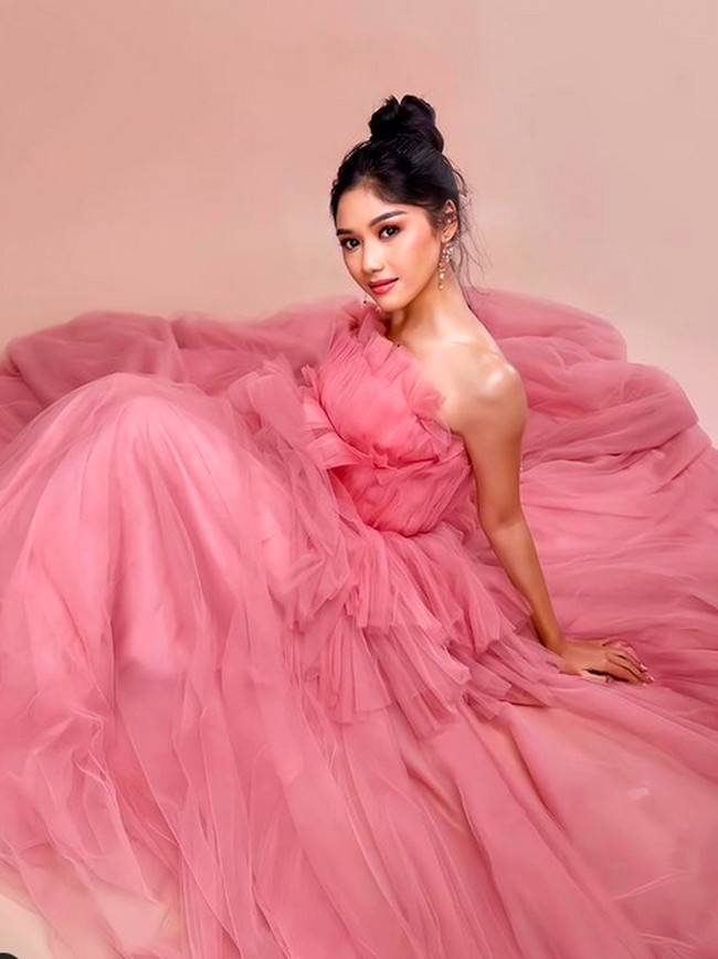 Nama Erina Sofia Gudono disebut-sebut sebagai perempuan yang sedang dekat dengan putra Presiden RI Joko Widodo, Kaesang Pangarep. Kabar tersebut muncul setelah Kaesang kedapatan merangkul Erina setelah menyaksikan pertandingan PERSIS Solo vs PSS Sleman di Stadion Manahan, Solo, pada Sabtu (11/6/2022). (Foto: Instagram/@erinagudono)