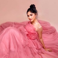 Nama Erina Sofia Gudono disebut-sebut sebagai perempuan yang sedang dekat dengan putra Presiden RI Joko Widodo, Kaesang Pangarep. Kabar tersebut muncul setelah Kaesang kedapatan merangkul Erina setelah menyaksikan pertandingan PERSIS Solo vs PSS Sleman di Stadion Manahan, Solo, pada Sabtu (11/6/2022). (Foto: Instagram/@erinagudono)