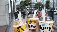 Foto kulinernya di Jepang juga pernah dibagikan. Saat itu Erina dan kedua temannya menikmati es krim di jalanan Shibuya. Foto: Instagram @erinagudono