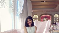 Erina juga menyempatkan berkunjung ke Hello Kitty House. Di dalamnya terdapat kafe dengan menu yang memiliki unsur Hello Kitty. Foto: Instagram @erinagudono