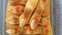 Erina ternyata juga hobi membuat kue atau baking. Ia mengunggah kreasi cookies berbentuk jari yang unik ini. Foto: Instagram @erinagudono