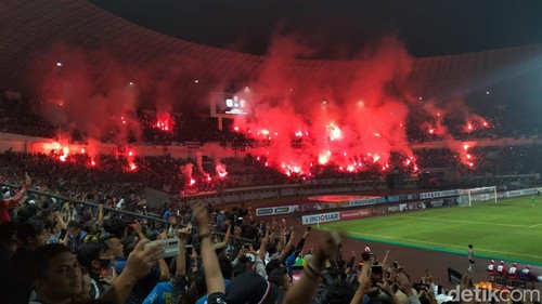 Flare di laga Persib vs Bali United