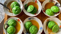 Ada dua varian sorabi hijau yang ditawarkan di sini. Varian tersebut dibedakan dengan dua sausnya, yakni rasa gula pandan dan rasa durian. Foto: detikcom/Riska Fitria