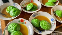 Sorabi tersebut cocok dipadukan dengan saus yang rasanya manis legit. Satu sorabi dibanderol Rp 6.000 untuk varian gula pandan, dan Rp 7.000 untuk varian durian. Foto: detikcom/Riska Fitria
