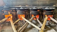 Penggunaan daun pandan dan daun suji juga membuat aromanya jadi harum. Proses memasak sorabi hijau tersebut juga masih dilakukan secara tradisional dengan kayu bayar. Foto: detikcom/Riska Fitria
