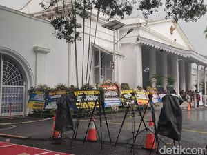 Dear Netizen, Jangan Foto dan Bikin Konten Saat Takziah Eril Ya