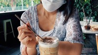 Salah satunya, momennya saat menikmati kopi di sebuah kafe. Kopinya dilengkapi dengan foam yang creamy dan lembut. Foto: Instagram @greysiapolii