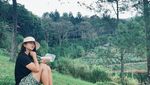 Keseruan Gresyia Polii saat Ngopi di Kafe dan Kulineran di Pinggir Pantai