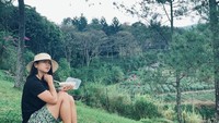 Sambil menikmati pemandangan hijau, Greysia Polii menikmati makanan yang disiapkan sebelumnya. Makanannya dikemas di dalam kotak makan. Foto: Instagram @greysiapolii