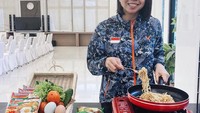 Tak hanya nongkrong, ada juga momrn Greysia Polii saat masak. Nah, ini adalah momennya saat masak mie instan. Foto: Instagram @greysiapolii