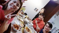 Selain sering kulineran bareng teman, ada juga momen Greysia Polii saat makan bersama keluarganya. Momennya tampak hangat dan nikmat. Foto: Instagram @greysiapolii