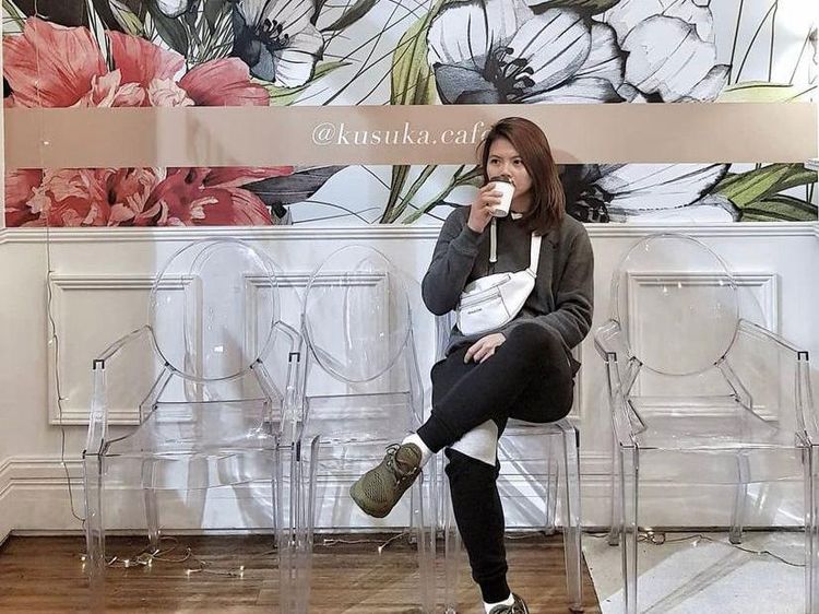 Keseruan Gresyia Polii saat Ngopi di Kafe dan Kulineran di Pinggir Pantai