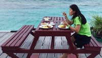 Terakhir, ada momen Greysia Polii saat menikmati menu sarapan. Momennya seru karena sambil menikmati pemandangan lautan biru. Foto: Instagram @greysiapolii