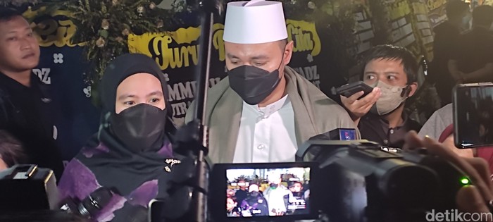 Habib Usman dan istrinya Kartika Putri saat bertakziah ke Gedung Pakuan.