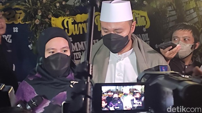 Habib Usman dan istrinya Kartika Putri saat bertakziah ke Gedung Pakuan.