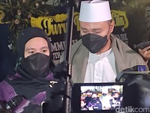 Kartika Putri Tersentuh Bercadar Usai Haji