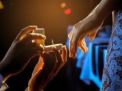 Bukan Romantis, Lamaran Mendadak Ini Tuai Nyinyiran & Bikin Pengantin Kesal