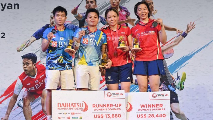 Chinas Chen Qingchen (2nd R) and Jia Yifan (R) pose with their gold medals next to Indonesias Siti Fadia Silva Ramadhanti (L) and Apriyani Rahayu (2nd L) with their silver medals after the womens doubles final at the Indonesia Masters badminton tournament in Jakarta on June 12, 2022. (Photo by Adek BERRY / AFP) (Photo by ADEK BERRY/AFP via Getty Images)