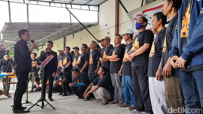 Jaringan Komunitas Erick Thohir (Jaket) Presiden 2024 deklarasi di Brebes. Relawan ini mengaku berasal dari buruh hingga pecinta olahraga.