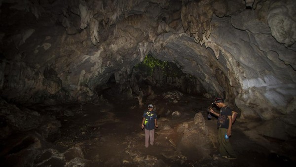 Pengunjung melihat batuan stalaktit dan stalagmit di dalam wisata goa Batu Hapu di Kecamatan Hatungun, Kabupaten Tapin, Kalimantan Selatan, Sabtu (11/6/2022).