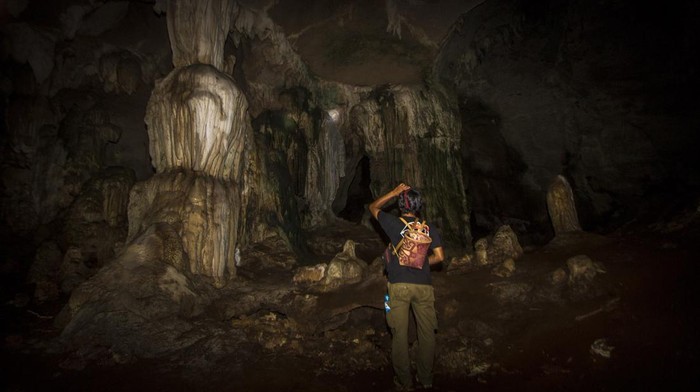 Pengunjung melihat pemandangan batuan di dalam goa Batu Hapu di Kecamatan Hatungun, Kabupaten Tapin, Kalimantan Selatan, Sabtu (11/6/2022). Objek wisata alam goa karst yang termasuk salah satu situs geologi Geopark Meratus itu terletak di tengah Pegunungan Meratus yang memiliki beberapa ruang di dalamnya dengan keunikan stalaktit dan stalagmit. ANTARA FOTO/Bayu Pratama S/nym.