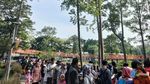 Potret Antrean Mengular Warga Naik Jembatan Infinity Tebet Eco Park