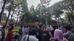 Potret Antrean Mengular Warga Naik Jembatan Infinity Tebet Eco Park