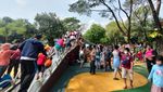Potret Antrean Mengular Warga Naik Jembatan Infinity Tebet Eco Park