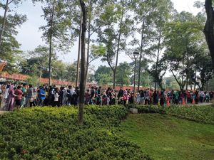 Potret Antrean Mengular Warga Naik Jembatan Infinity Tebet Eco Park