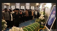 Pantauan detikJabar Minggu, (12/6/2022), Wakil Gubernur Jawa Barat, Uu Ruzhanul Ulum, dan Kapolda Jawa Barat Irjen Pol Drs Suntana ikut menjadi makmum salat jenazah. Sejumlah warga ikut dalam salat jenazah Eril. (Tangkapan Layar YouTube/Humas Jabar)