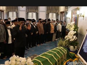 Momen Ridwan Kamil Jadi Imam Salat Jenazah Eril