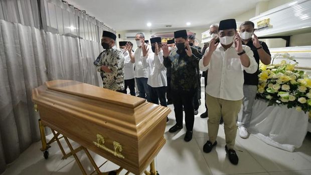 Jenazah putra sulung Gubernur Jawa Barat Ridwan Kamil, Emmeril Kahn Mumtadz atau Eril, tiba di tanah air, Minggu (12/6/2022) sore. Iring-iringan jenazah langsung dibawa ke cargo jenazah Bandara Soekarno Hatta untuk menjalani sejumlah prosedur penanganan WNI yang wafat di luar negeri. (Humas Jabar)