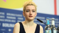 Julia Garner masih mempertimbangkan dan diharapkan untuk menerima tawaran itu. Foto: Getty Images,/Matthias Nareyek