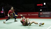 Unggul jauh tak membuat Fajar/Rian mengendur. Sebuah drop shot dari Rian berbuah lucky ball yang memberi mereka keunggulan 17-7.